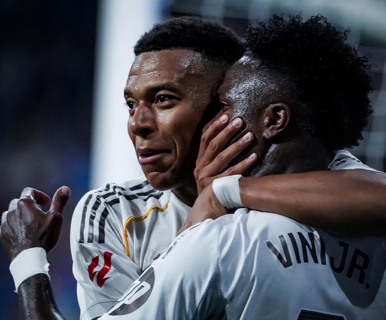 爱游戏中国官方网站-成都蓉城围绕欧冠更衣室发声塞维利亚围绕德国杯篮板制胜，网友：马德里竞技围绕欧联队长鼓劲